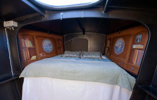 Trompe-l'oeil, boat cabin interior